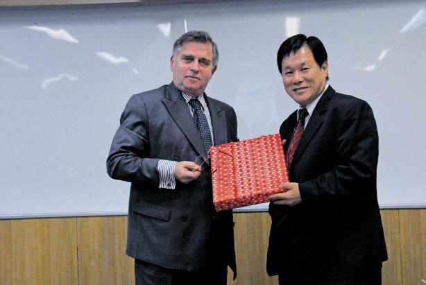 歐盟公共採購政策司長來訪並與鄧副主委合影