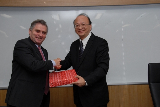 歐盟政府採購政策處長卡辛(Bertrand Carsin)及本會主任秘書吳國安合照